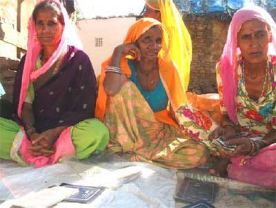 Parwati Kanwar in a meeting of the Radha Krishan SHG